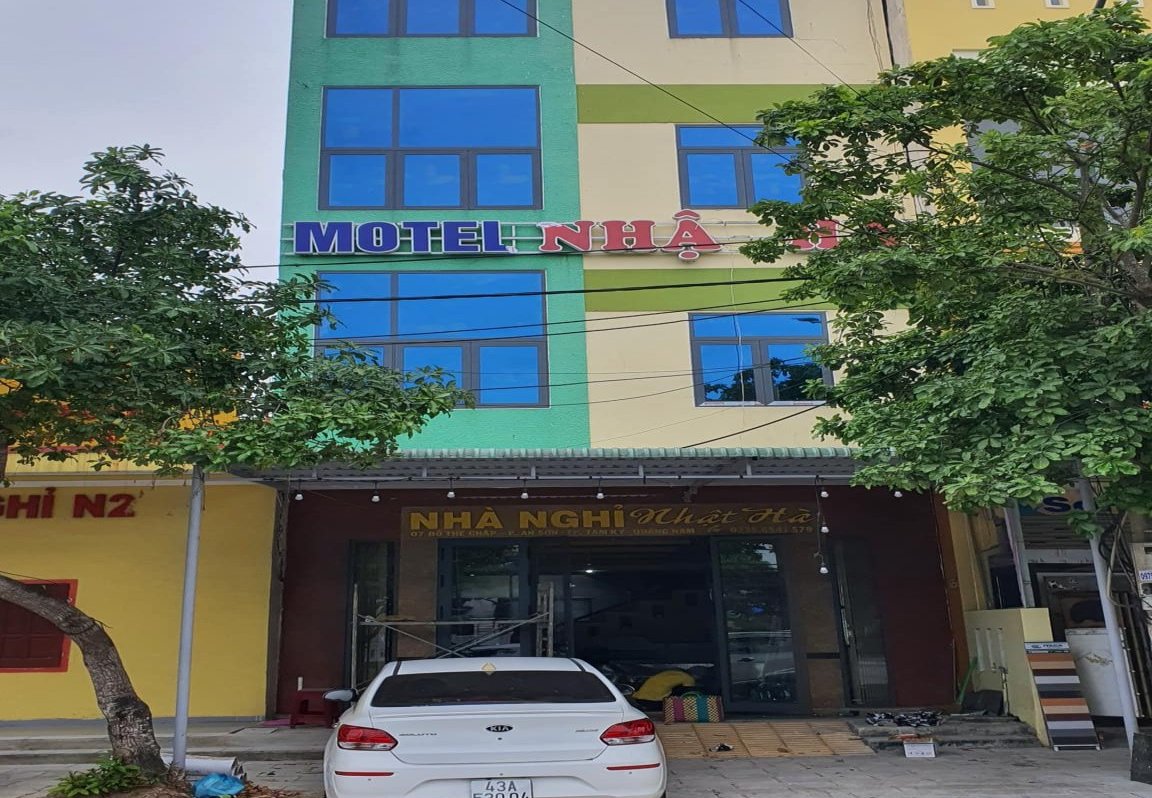 Cửa nhôm xingfa kính xanh cho Motel ở Tam Kỳ