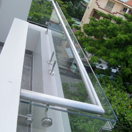 Lan can ban công kính đẹp