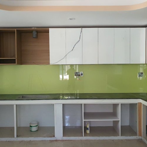 Kính bếp theo bảng màu xanh lá